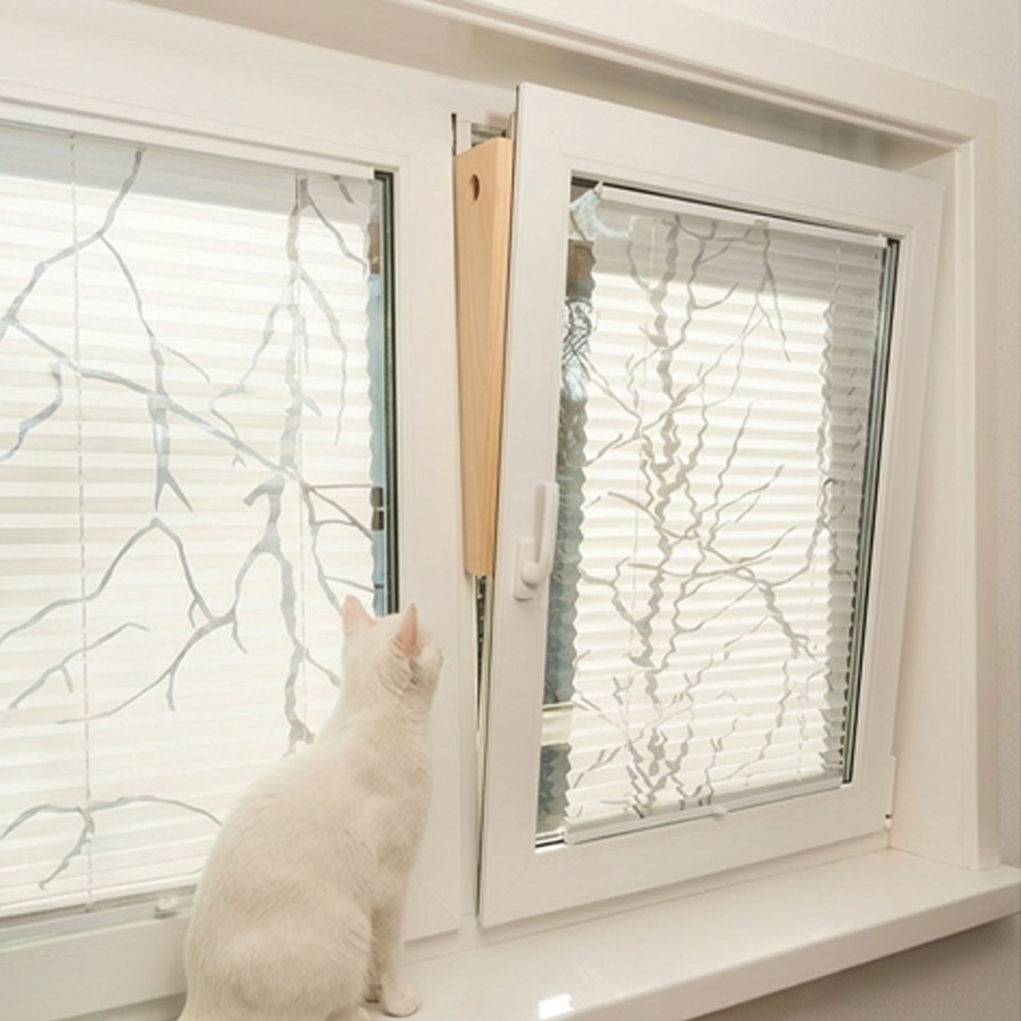 Katzenklotz links lang im Einsatz mit Katze